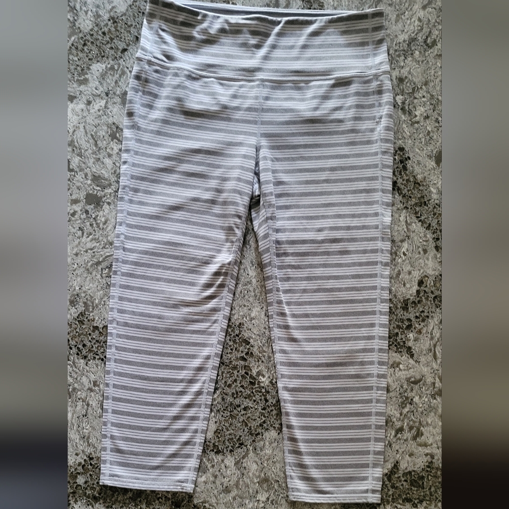  Athleta High Rise Flow Stripe Chaturanga Capri leggings